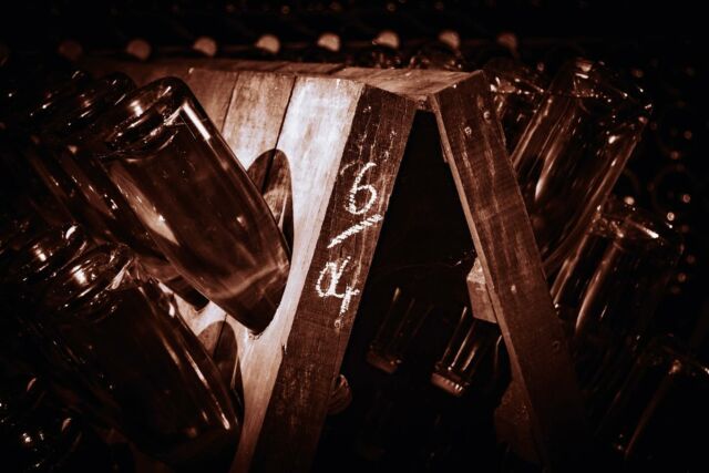 🇫🇷 Parmi les nombreux travaux d’élaboration de nos Champagnes, nous procédons à l’étape cruciale du remuage.

C’est un processus long et fastidieux, qui a pour objectif de faire glisser le dépôt, provoqué par la prise de mousse dans le col de la bouteille pour préparer le dégorgement.🍾
Encore effectué entièrement à la main au Champagne Fernand Lemaire, il est le fruit d’un savoir-faire transmis de génération en génération.
Ainsi, 2 fois par jour, toutes nos cuvées sont remuées d’un quart de tour.

🔊Pour une immersion complète, n’hésitez pas à mettre le son !

Crédit photo : Sylvain Gallo

🇬🇧 Among the many steps involved in making our Champagnes is the crucial one of riddling.

It’s a long and tedious process, the aim is to slide the deposit caused by the second alcoholic fermentation into the neck of the bottle in preparation for disgorging.🍾
Still carried out entirely by hand at Champagne Fernand Lemaire, it is the fruit of know-how handed down from generation to generation.
Thus, twice a day, all our cuvées are riddled by a quarter turn.

🔊For complete immersion, don’t hesitate to turn up the volume !

#champagnefernandlemaire #vigneron #vigneronsindependants #champagne #hautvillers #cellar #wine #familybusiness #winegrower #premiercru #terroir #famille #remuage #riddling #manuel